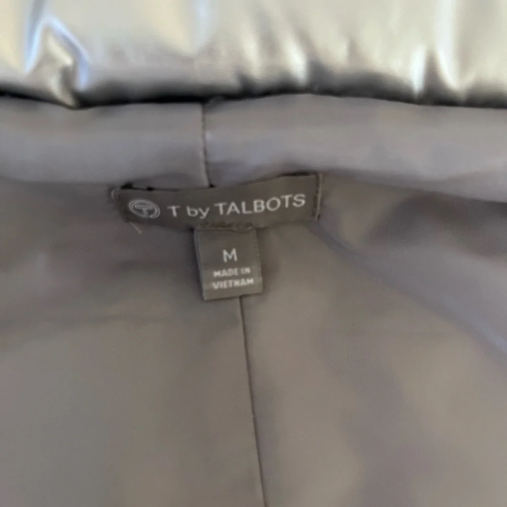T by Talbots Silver Metallic Quilted Puffer Vest Women’s Size M Snap Zip Hood - Picture 2 of 7